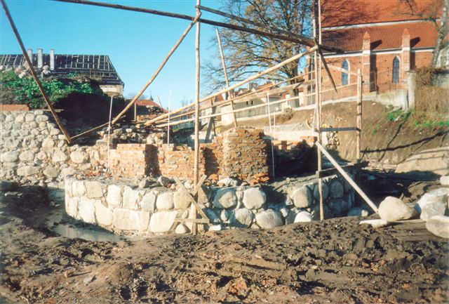 Mor�g - Rekonstrukcja podstawy wie�y ostatecznej obrony w 2003